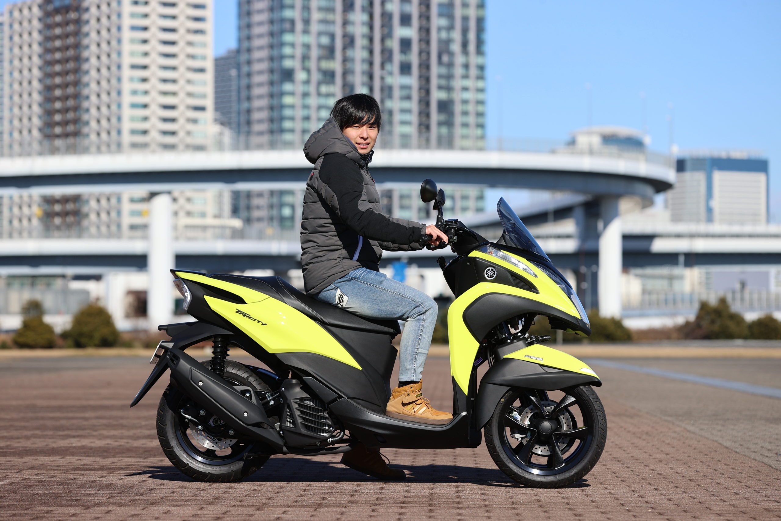 バイクのニュースさんで、ヤマハ「トリシティ125」は安定感抜群の不思議なバイク！ レーシングライダー石塚健の市販車インプレッションが公開されました。