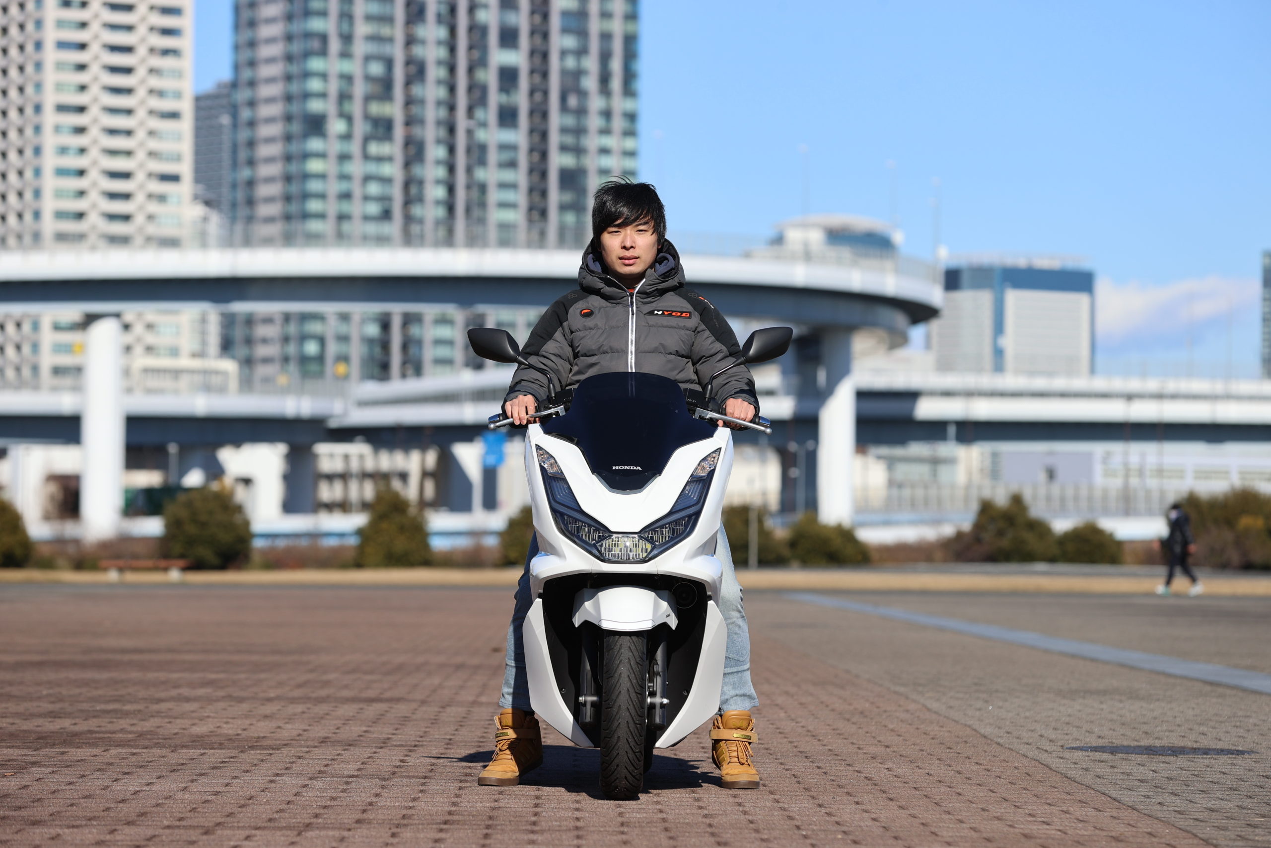 バイクのニュースさんで、原2スクーターの利便性に驚きのホンダ「PCX」！レーシングライダー石塚健の市販車インプレッションが公開されました。