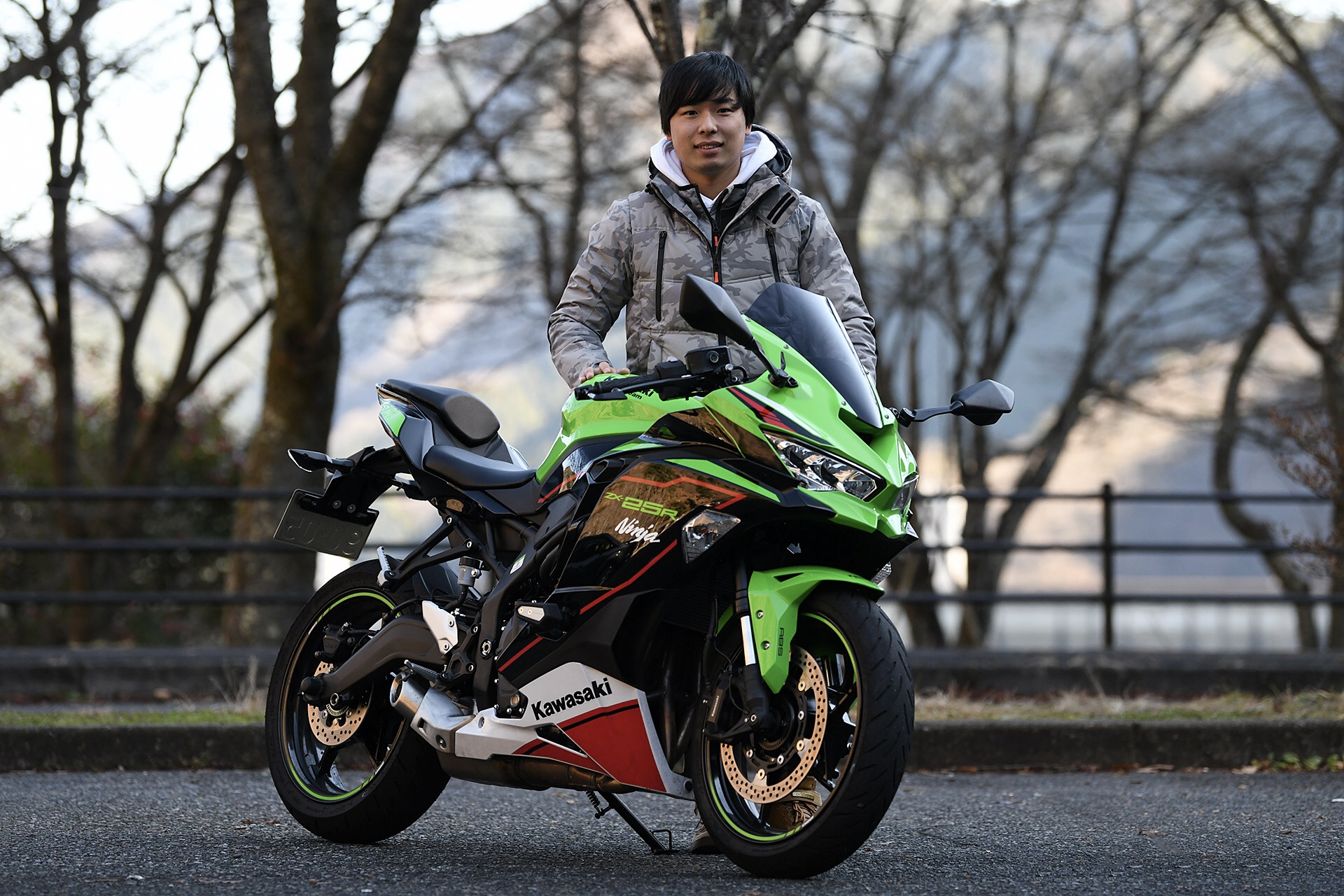 バイクのニュースさんで、高回転型エンジンが楽しいカワサキ「Ninja ZX-25R」！レーシングライダー石塚健の市販車インプレッションが公開されました。