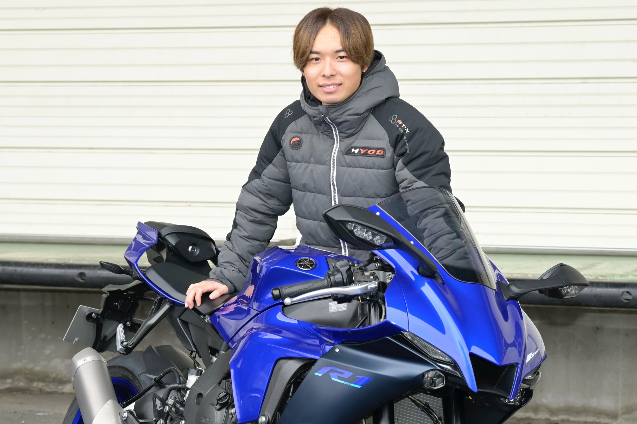 バイクのニュースで、ヤマハ「YZF-R1」はコンパクトで走りやすいリッターロードスポーツ！レーシングライダー石塚健の市販車インプレッションが公開されました！