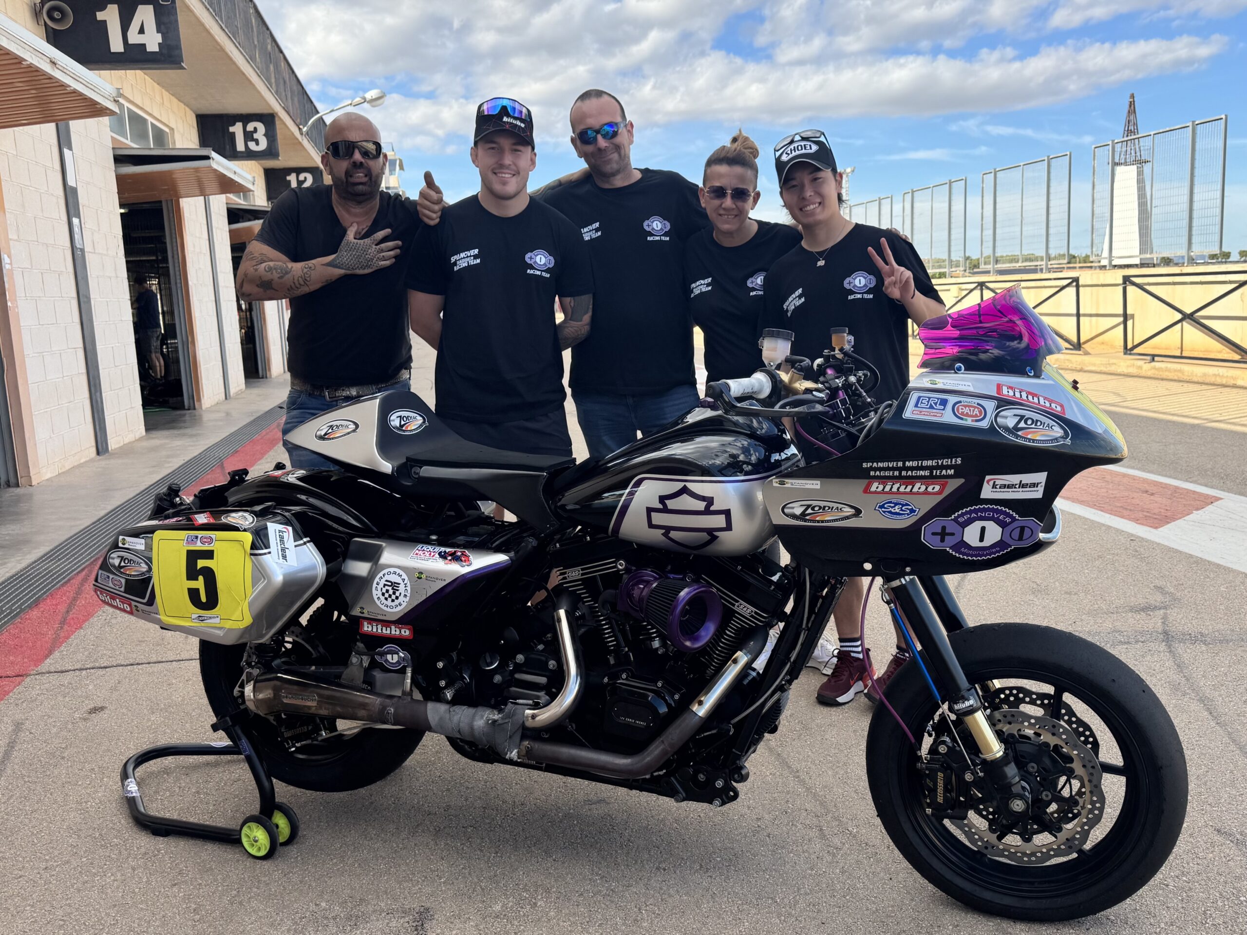 バイクのニュースでバガーレース初参戦!!　「重い、止まらない、曲がらない」!?　レーシングライダー石塚健のレースレポートが公開されました！